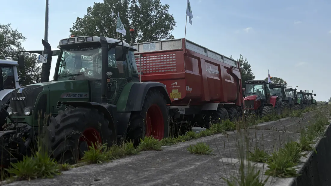 Lundi après-midi, ils étaient une soixantaine d'agriculteurs à Steenvoorde.