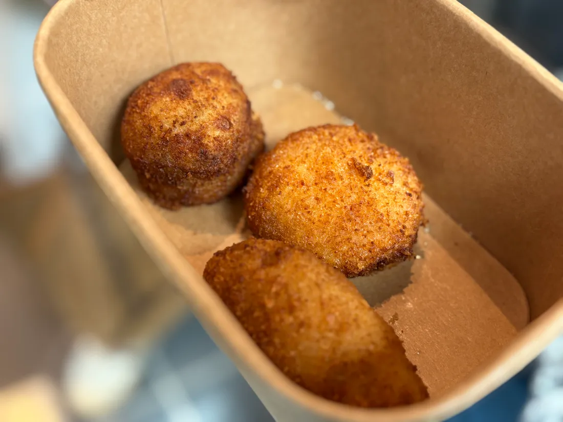 Les croquettes peuvent être mangées sur place ou emportées. 