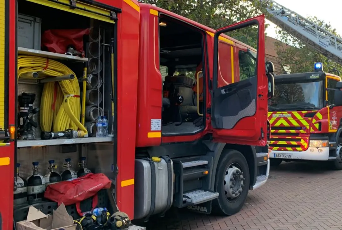 Les sapeurs-pompiers ont déployé une lance et une échelle. 