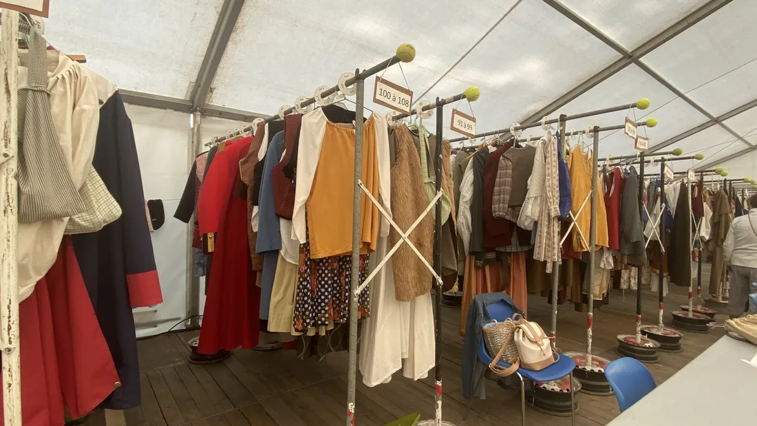 Stock de costumes et autres accessoires pour les représentations du Son et Lumière de Gravelines