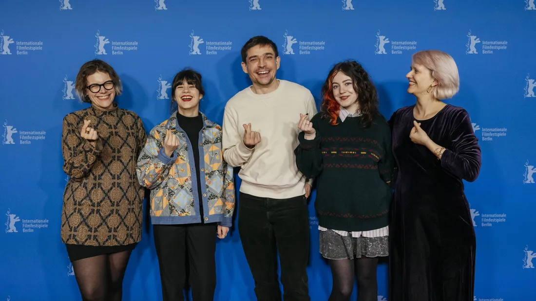 Manon Messiant (à gauche de la photo) avec l'équipe du film Beurk!
