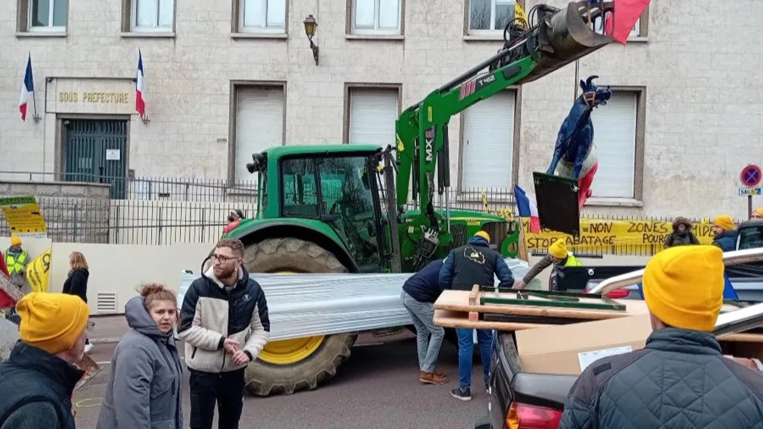 Le rendez-vous est donné devant la Sous-Préfecture. 
