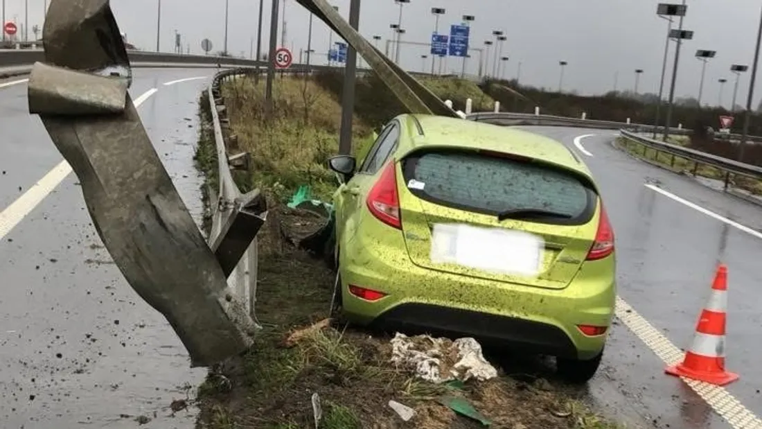 La voiture a fait une sortie de route.