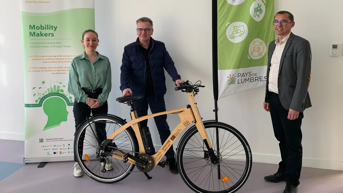 Un vélo en bois a été acheté par la communauté de communes. 