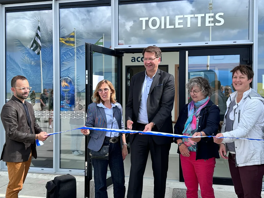 Ces toilettes sont situées à l'arrière du Kursaal