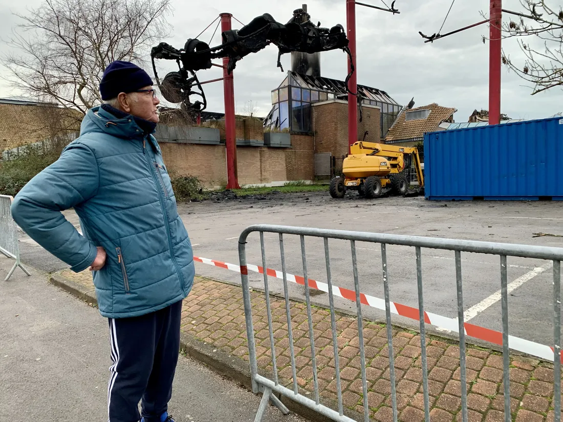 Jean-Claude Radenne, ancien intendant du BCM, devant les ruines de Sportica