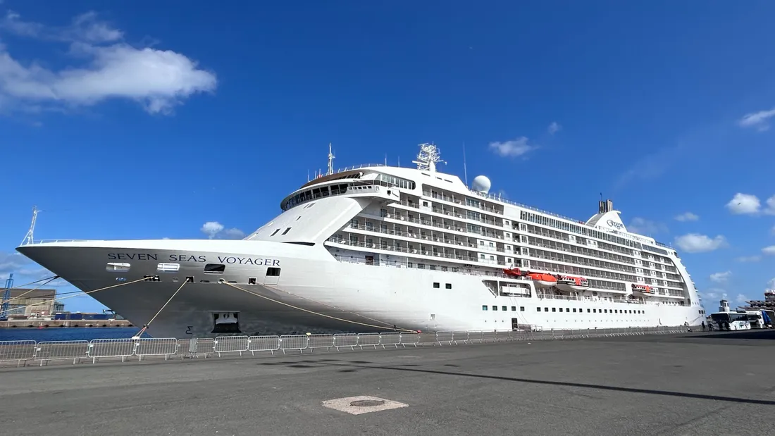 Paquebot Seven Seas Voyager en escale au port de Dunkerque