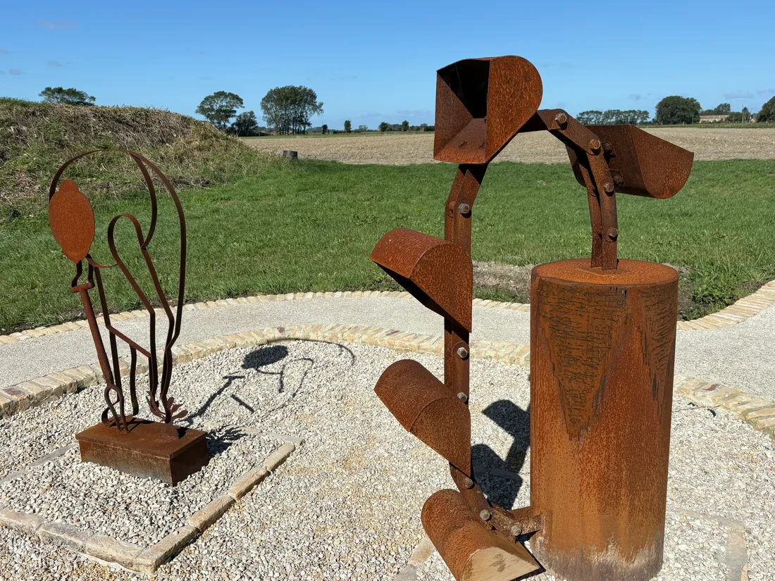 Un jardin des sculptures est exposé à côté de la Sécherie