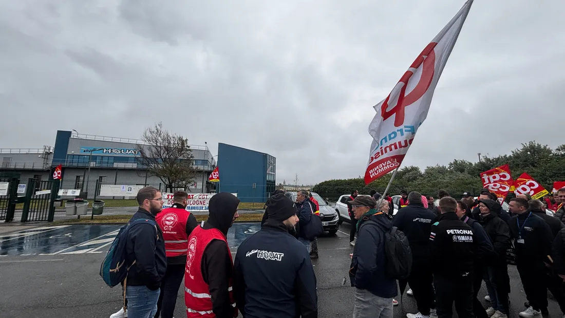 Une centaine de manifestants s'est rassemblée sous la pluie devant l'usine 