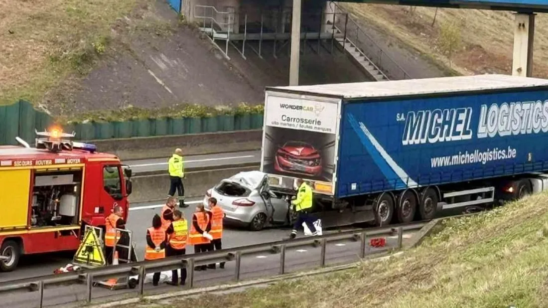Une voiture et un poids lourd sont impliqués. 