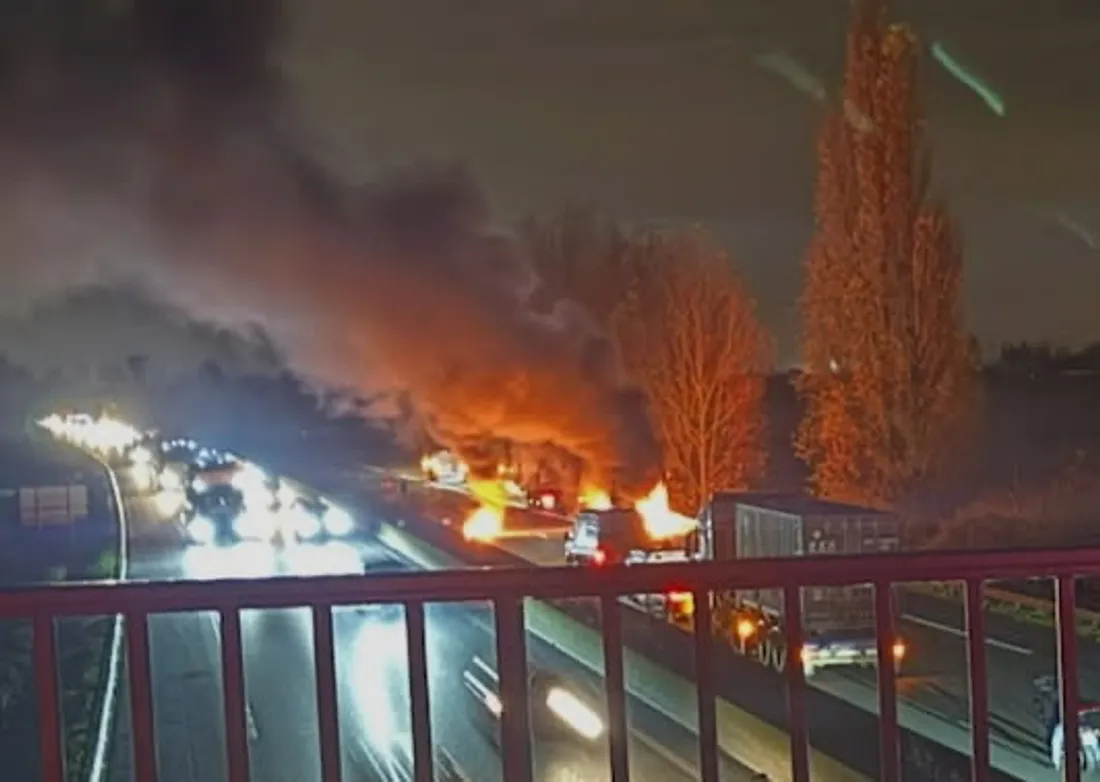 Un camion transportant du carton est en feu