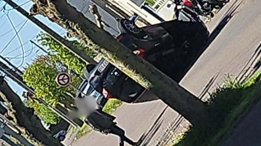 Voiture à Outreau retournée.