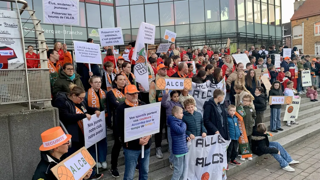 Environ 300 personnes manifestent ce mercredi en fin de journée. 