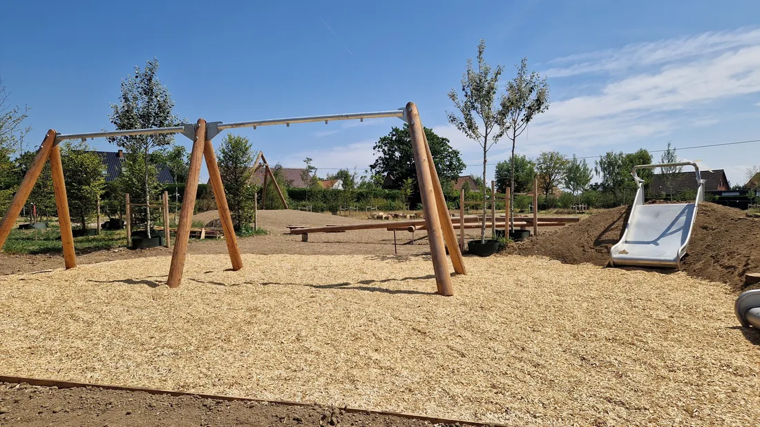 Des toboggans, des balançoires et une tyrolienne seront à disposition des enfants. 