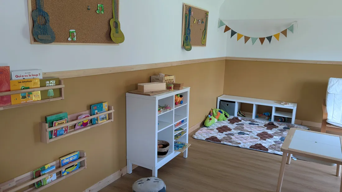 Les enfants ont accès à une salle de jeux. 