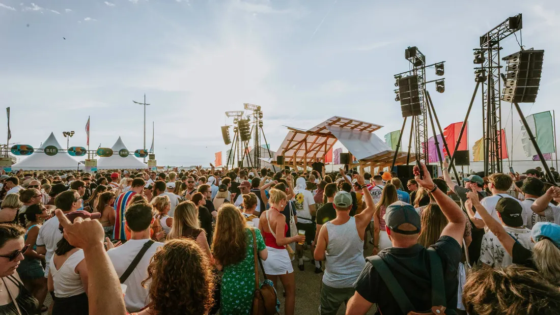 Du soleil, de la musique et de la bonne humeur sur le front de mer lors du festival.