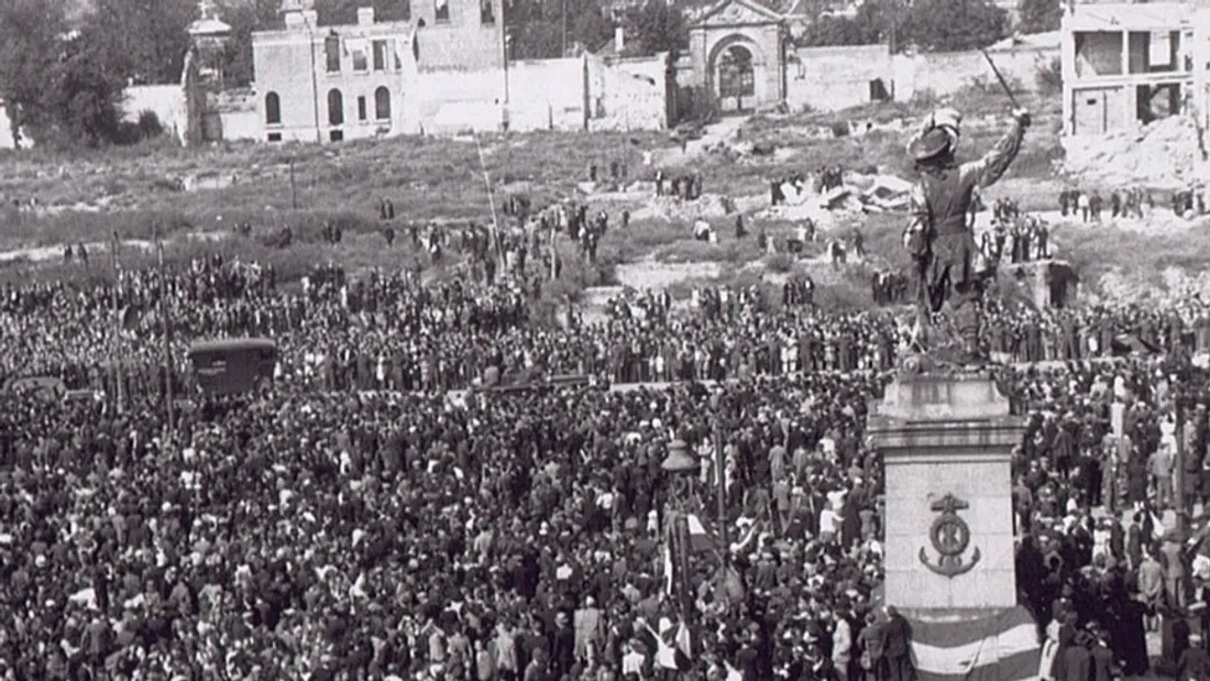 La place Jean-Bart pendant la fin de la Seconde Guerre mondiale. 