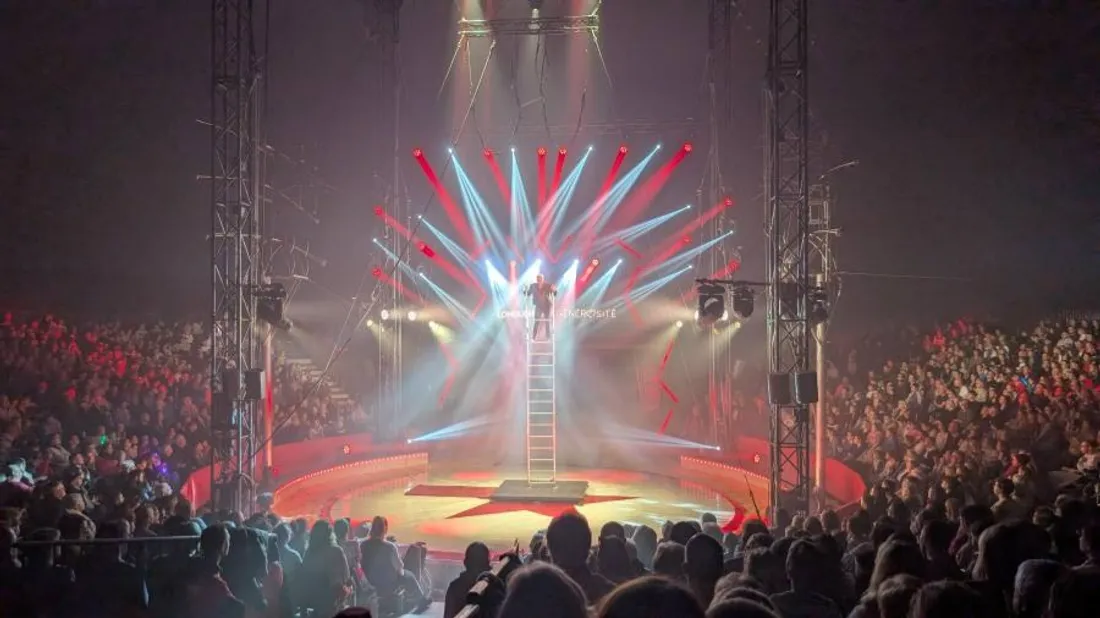 Plusieurs milliers de personnes assistent à chaque séance. 