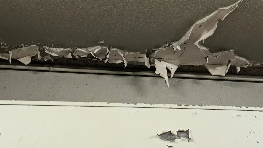 Le plafond des vestiaires est en mauvais état. 