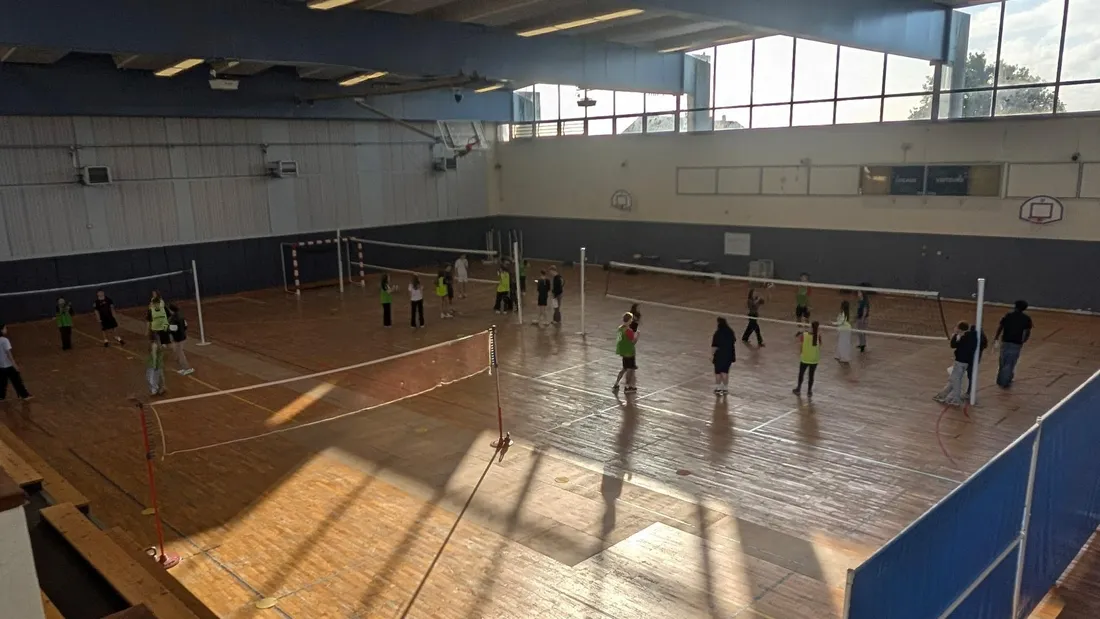 La salle de sport présente de nombreux problèmes. 
