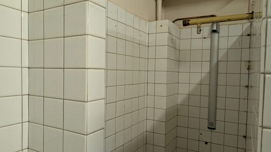 Seule une douche par vestiaire fonctionne. 