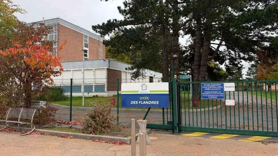 De nombreux élèves se sont rassemblés devant le lycée des Flandres début octobre. 