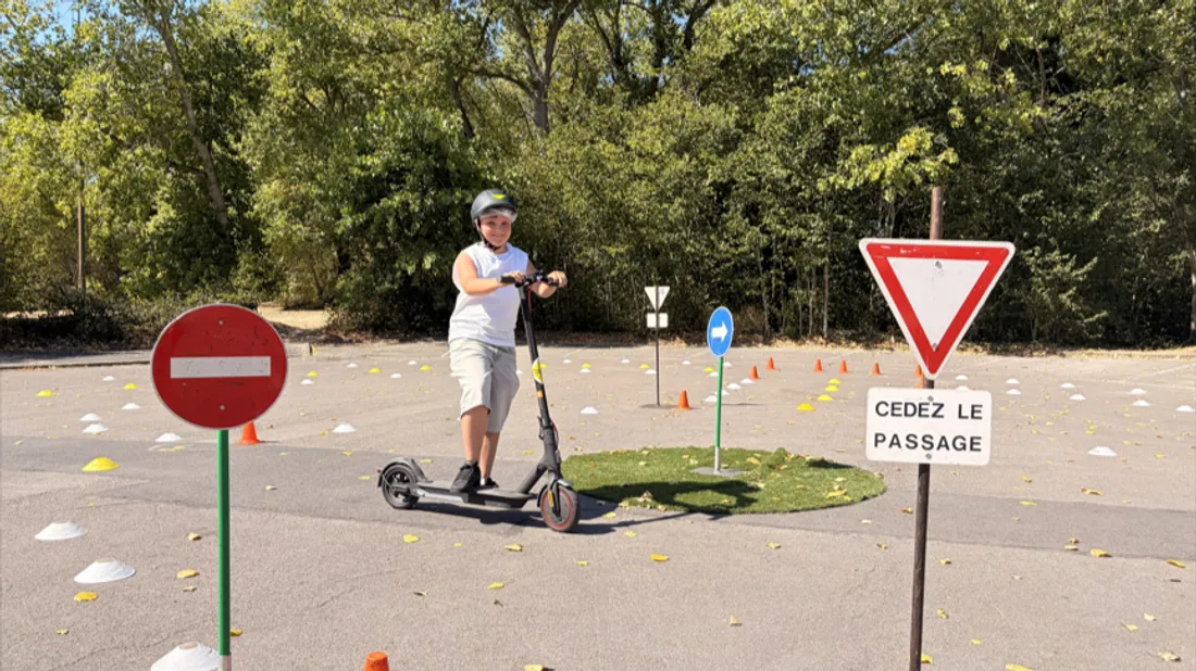 Maël sur le parcours d'exercice à Bray-Dunes : casque sur la tête et règles de sécurité en tête.