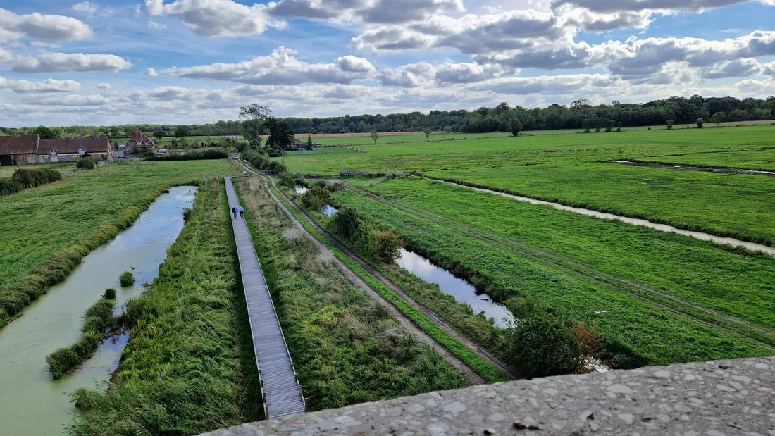 Le haut du moulin offre une belle vue à 360 degrés sur le marais. 