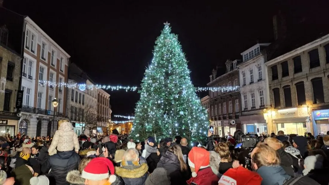 Le sapin sera illuminé à partir de ce vendredi soir. 