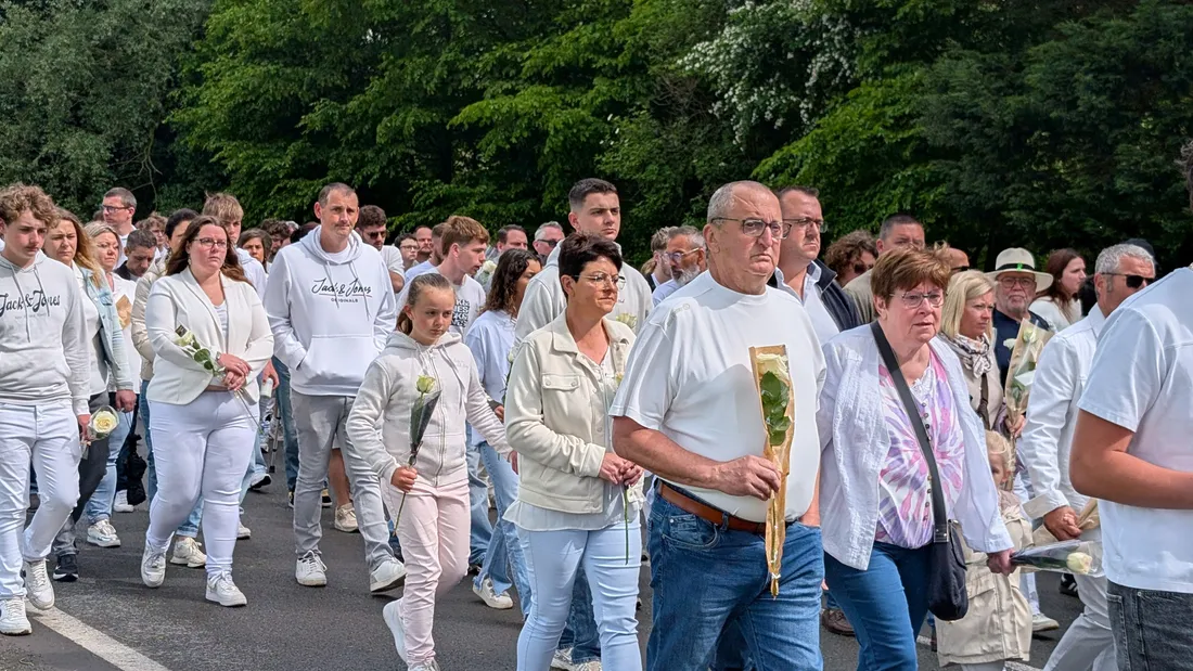 Des centaines de personnes se sont rassemblées. 