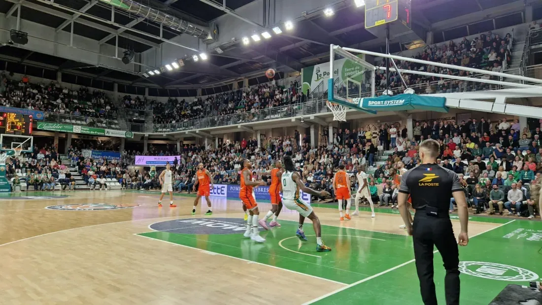 De nombreux matchs de basket se sont déroulés au Chaudron, entre autres...