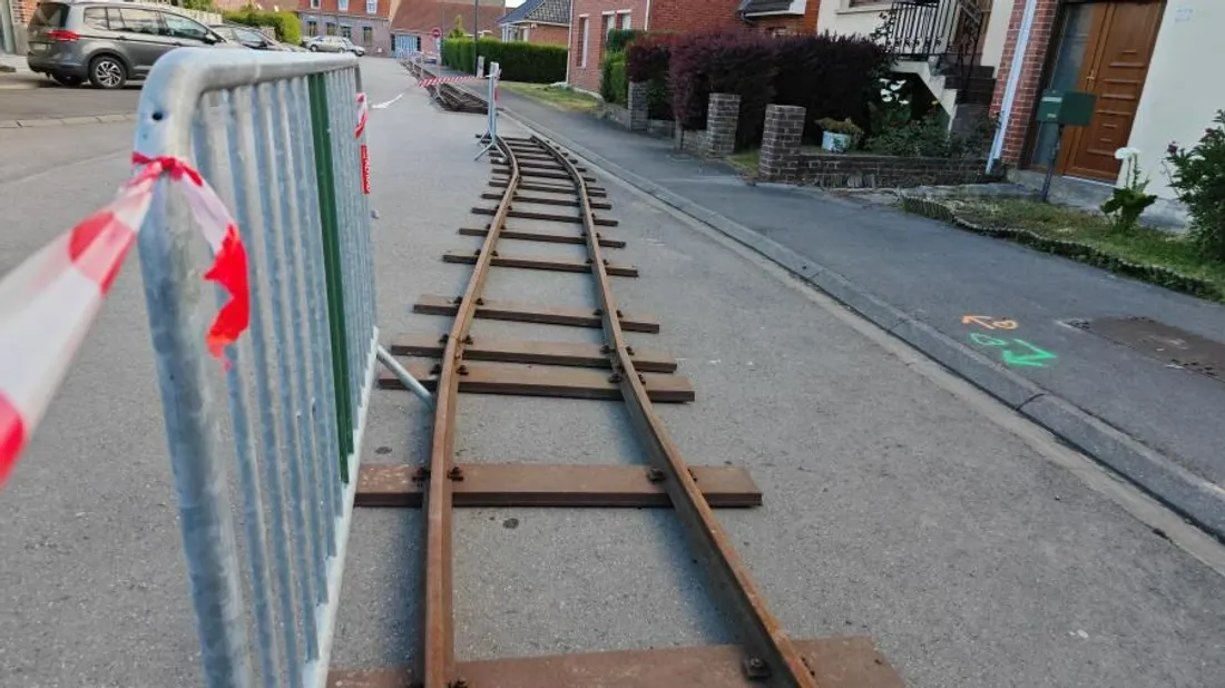Des rails sont installés pour l'occasion entre l'ancienne gare et le Café des Orgues. 