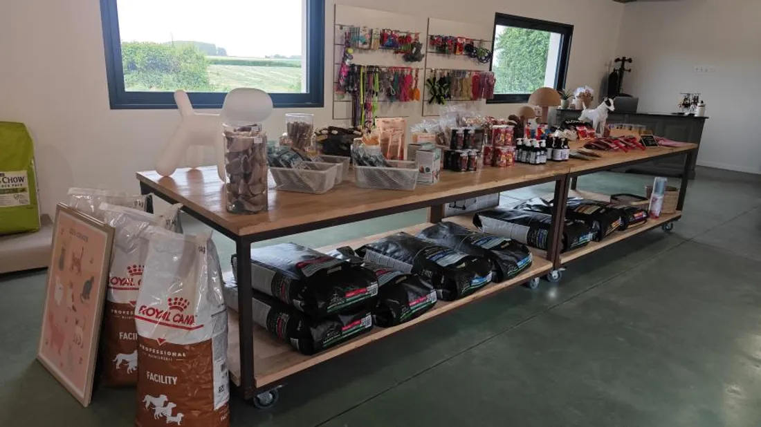 Une boutique est ouverte. 