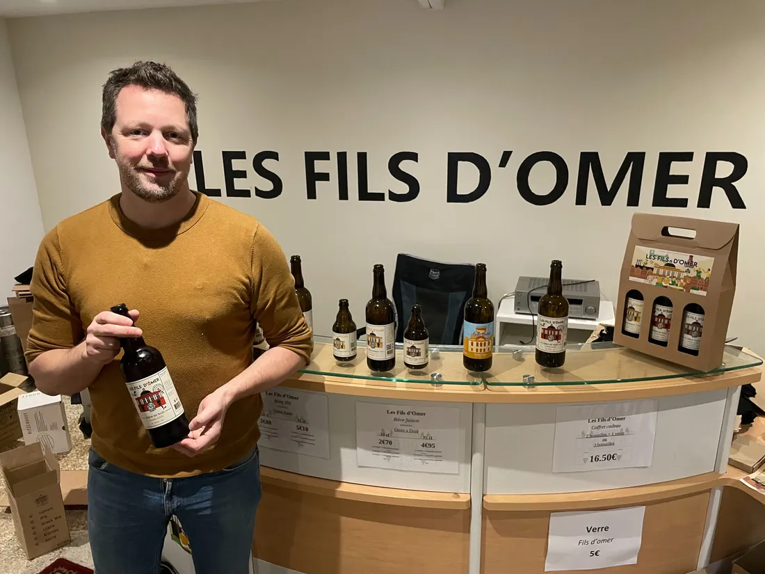 Grégoire Meens présente sa bière de Noël. 