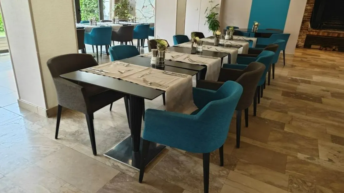 Un restaurant est ouvert. 