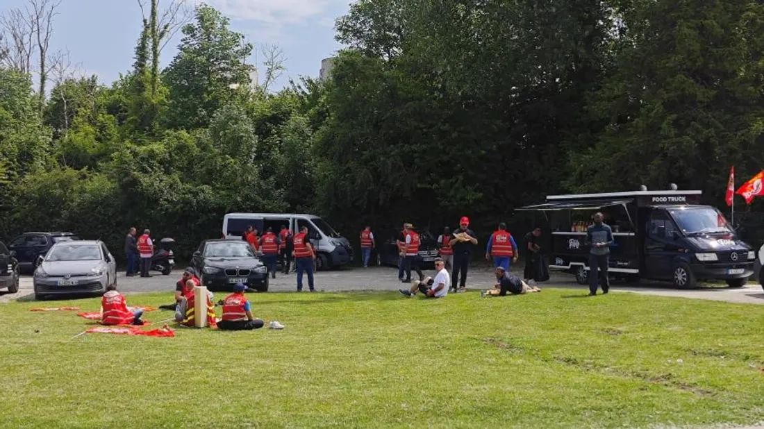 Les salariés étaient rassemblés devant Eqiom. 