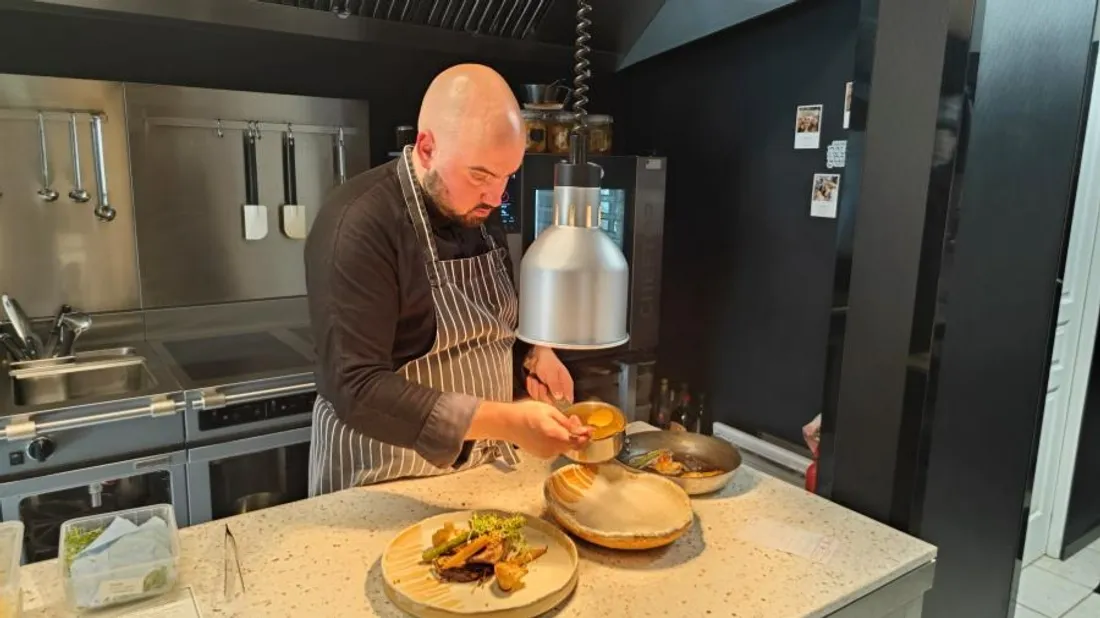 Thomas travaille en cuisine. 