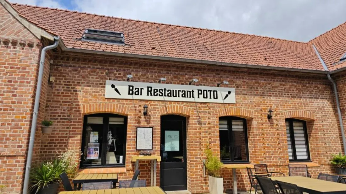 Le bar restaurant est situé rue des Courtils. 