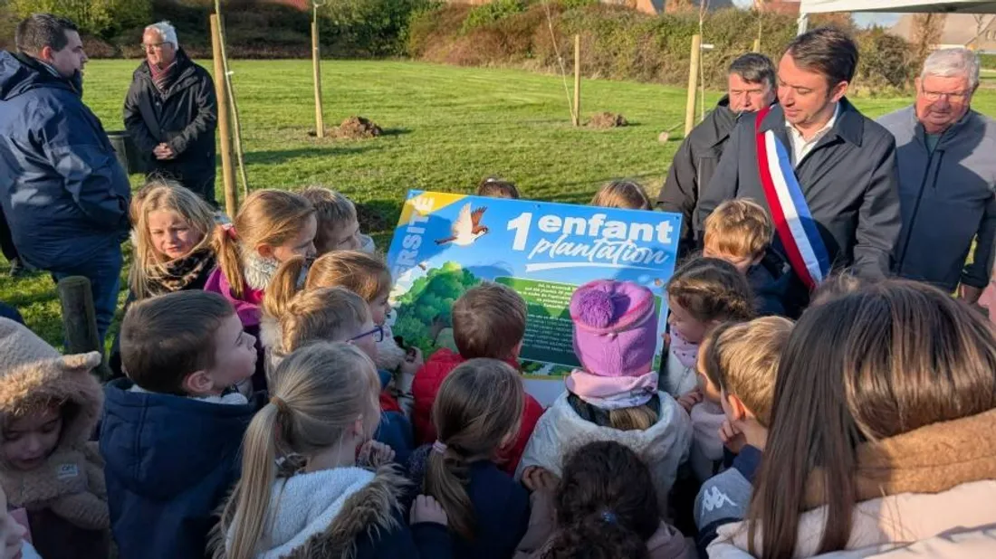 Chaque nom et prénom des enfants sont inscrits sur la plaque. 