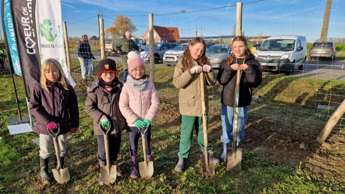 Vingt-sept enfants ont participé aux plantations vendredi matin. 
