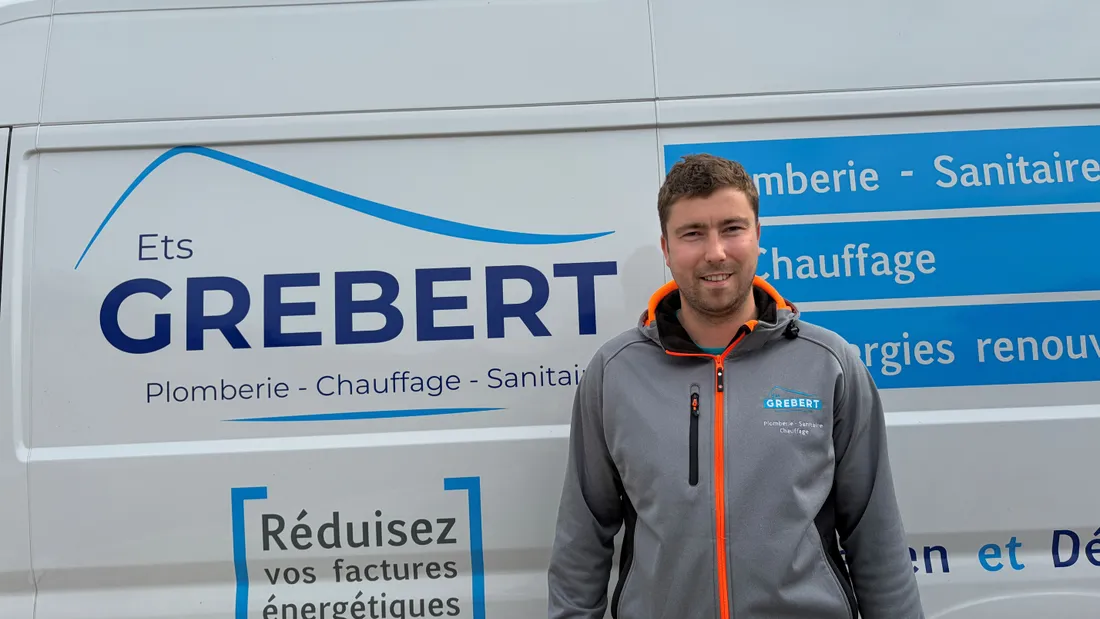 Le gérant favorise ses clients et ses salariés en baissant ses marges. 