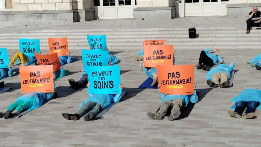 Plus de cinquante personnes étaient réunies pour cette action "On veut des soins pas l'euthanasie". 