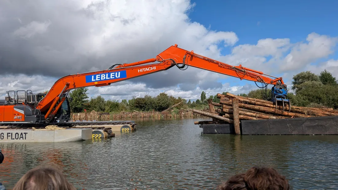 Une pelleteuse flottante de 42 tonnes est utilisée pour les travaux. 