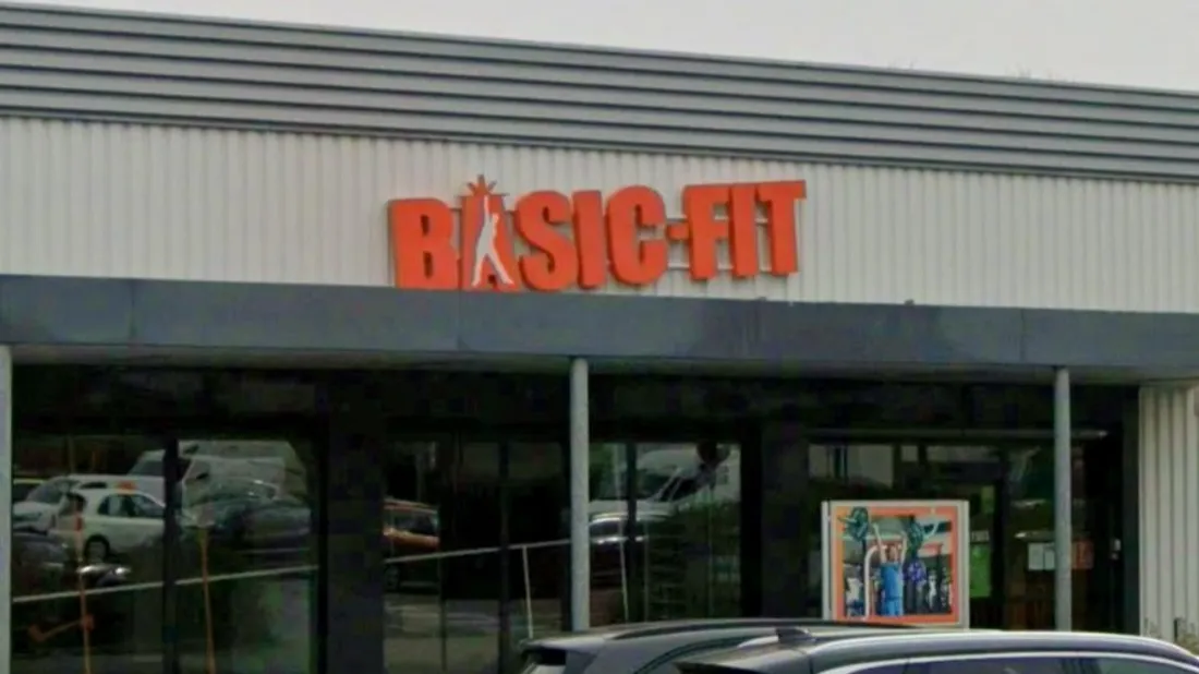 Les clients ont dû quitter la salle. 