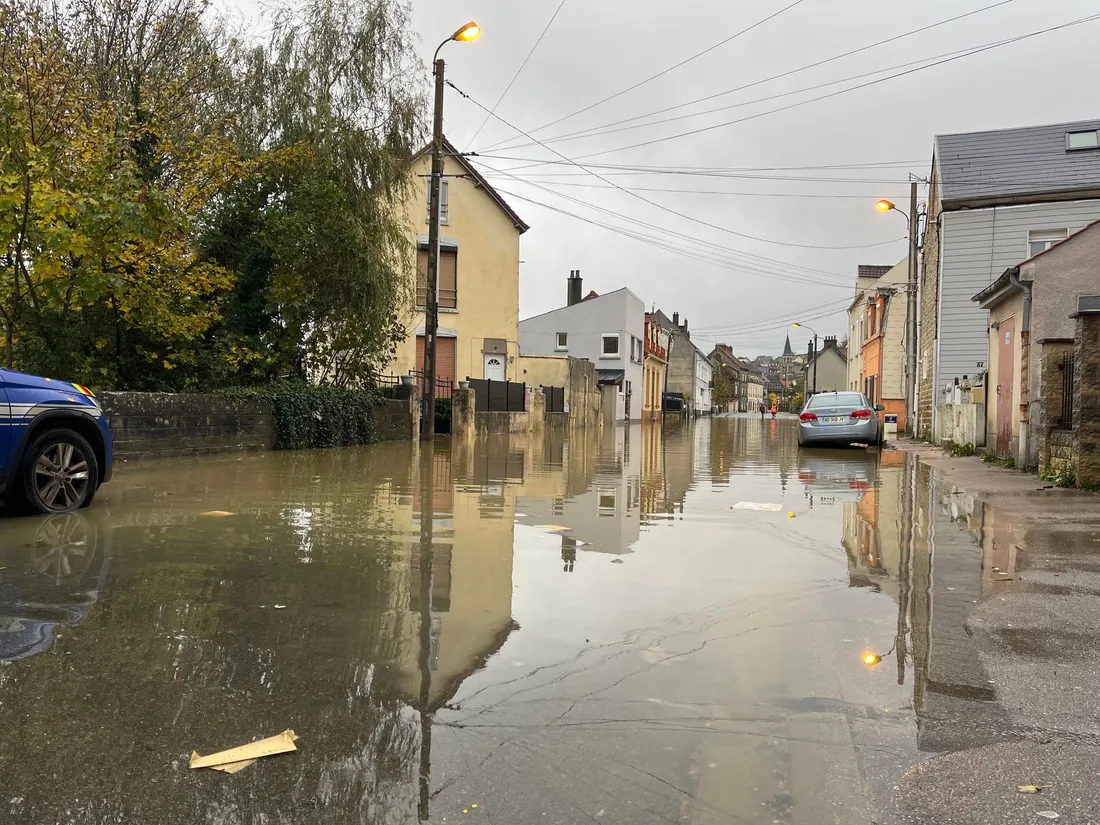 Une rue de Saint Etienne au Mont, sous l'eau
