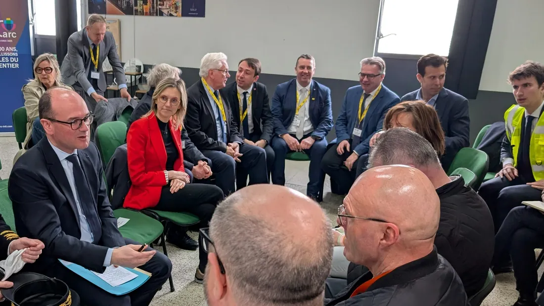 Un échange entre le Ministre, le Préfet, les élus et les syndicats a eu lieu.