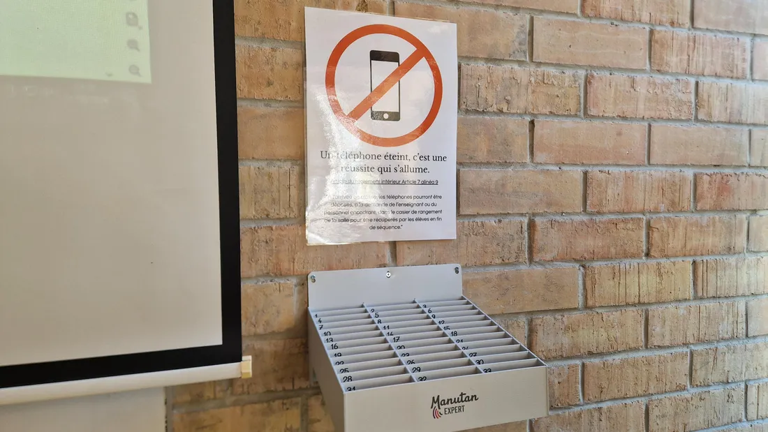 Les lycéens doivent désormais déposer les téléphones en arrivant en cours. 