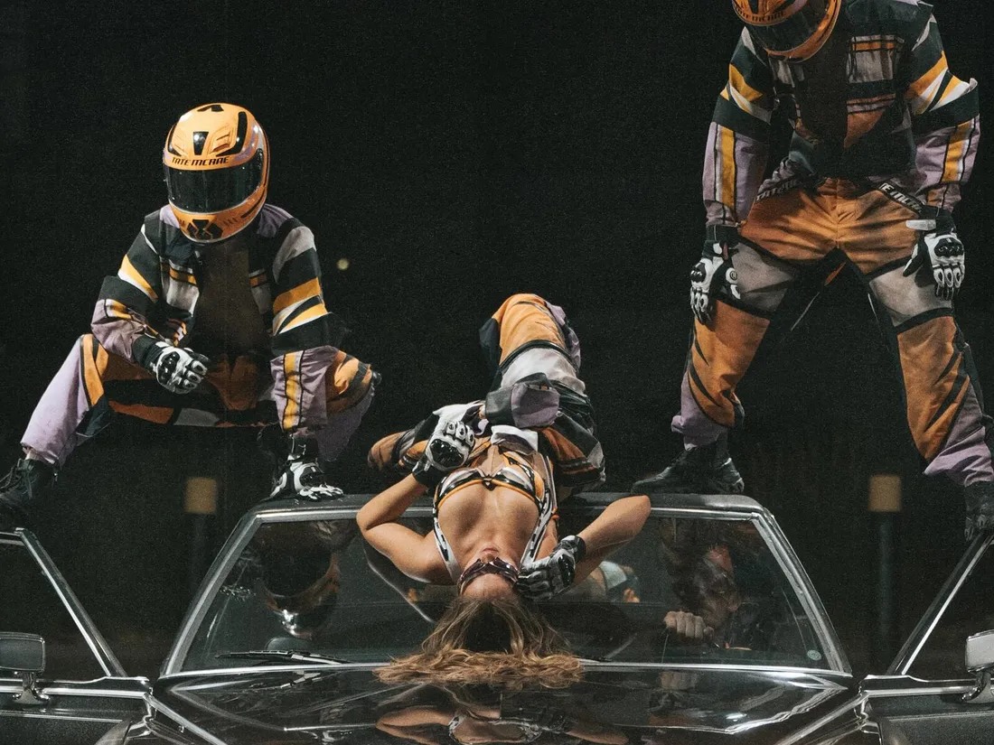 Tate McRae - 2 hands