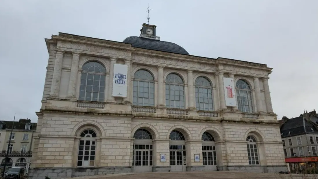 Le rendez-vous est donné à 11H00 au théâtre. 
