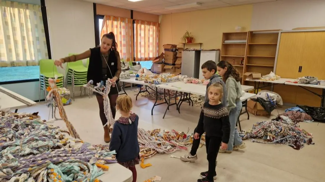 Les enfants sont heureux de participer à ce record. 